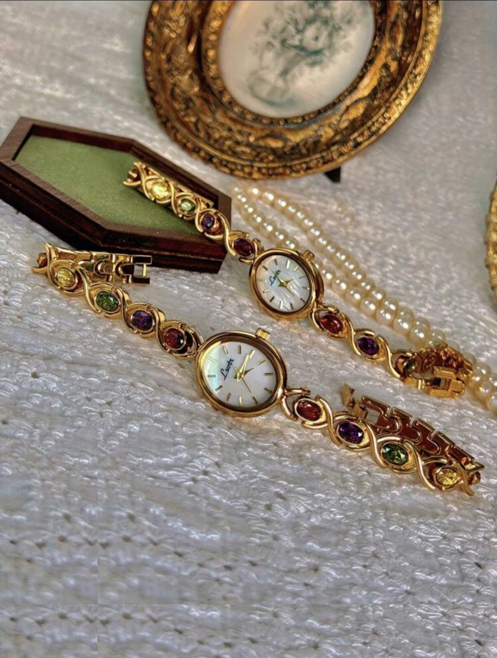 Women’s Gold Rainbow Crystal Vintage Oval Watch – Timeless Elegance
