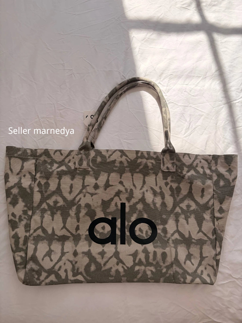 Alo Yoga Large Tie-Dye Marble Tote Bag – Grey & White